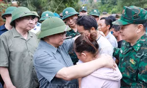 Thủ tướng thăm hỏi, động viên nhân dân thiệt hại do mưa lũ tại tỉnh Điện Biên