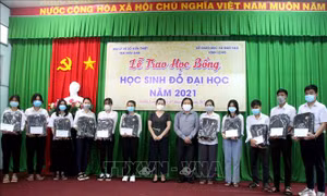 Trao học bổng cho tân sinh viên có hoàn cảnh khó khăn ở Vĩnh Long