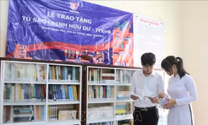 Đưa 'Tủ sách Đinh Hữu Dư' đến với học sinh vùng khó khăn của An Giang