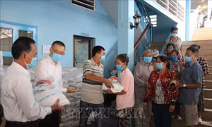 Hỗ trợ khẩn cấp cho người gốc Việt tại Campuchia gặp khó khăn do dịch COVID-19