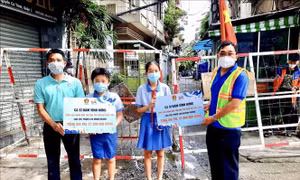 TP Hồ Chí Minh: Trao học bổng bảo trợ học tập cho học sinh khó khăn vì COVID-19
