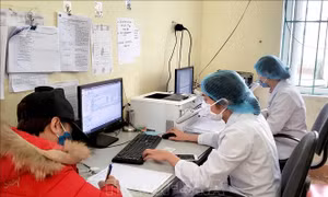 Những 'chiến sĩ' bác sĩ nơi tâm dịch COVID-19 Vĩnh Phúc