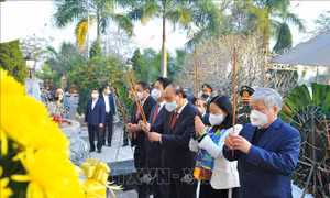 Chủ tịch nước Nguyễn Xuân Phúc dâng hương tưởng niệm tại Nghĩa trang Liệt sĩ Quốc gia Vị Xuyên