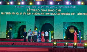 Trao Giải báo chí về Phát triển văn hóa và xây dựng người Hà Nội thanh lịch, văn minh lần thứ V - năm 2022