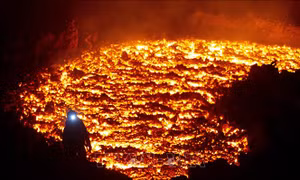 Núi lửa ở bán đảo Kamchatka phun trào tro bụi cao hàng km