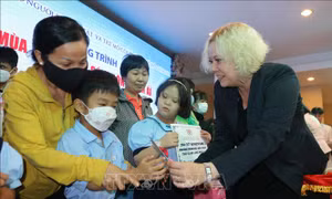 Trao tặng 1.600 phần quà cho người khuyết tật và trẻ mồ côi dịp Tết Quý Mão 2023