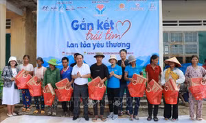 Hành trình 'Gắn kết trái tim' trao hàng trăm suất quà cho học sinh, người nghèo Gia Lai