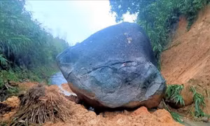 Thanh Hóa: Sạt lở trên Quốc lộ 15C, huyện Mường Lát bị chia cắt với miền xuôi