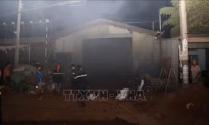 Cháy lớn tại kho phế liệu ở Bình Phước