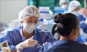 Thái Lan khuyến khích người dân tiêm phòng cúm và COVID-19 