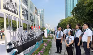 Trưng bày những hình ảnh về cuộc đời Chủ tịch Hồ Chí Minh