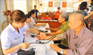 Khám bệnh, tư vấn sức khỏe cho nạn nhân chất độc da cam tại tỉnh Ninh Bình