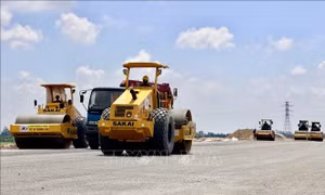Cao tốc Châu Đốc - Cần Thơ - Sóc Trăng thi công lớp cấp phối đá dăm đầu tiên