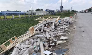 Dải phân cách trên quốc lộ 5 thành nơi chứa rác
