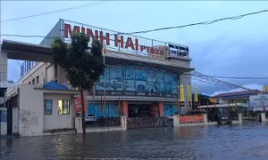 Mưa to kéo dài, nhiều tuyến phố ở Hải Dương 'mênh mông biển nước'