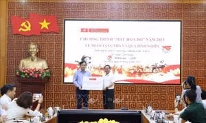 Chương trình 'Màu hoa đỏ' tặng nhà tình nghĩa tại tỉnh Lai Châu