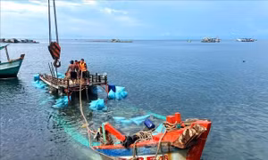 Đồn Biên phòng Hòn Chuối hỗ trợ tàu cá bị chìm trên biển