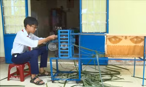 Học sinh lớp 9 chế tạo máy chuốt lá dừa 