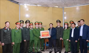 Thủ tướng thăm lực lượng công an và y tế xã Yên Khương