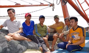 Kịp thời cứu nạn 6 ngư dân bị chìm tàu trên biển