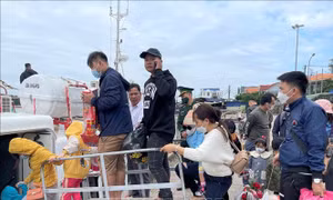 Những chuyến tàu cuối đưa người dân Lý Sơn về quê đón Tết Quý Mão