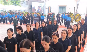 Dòng người tiếp tục xếp hàng viếng Tổng Bí thư tại xã Đông Hội, huyện Đông Anh