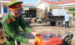 Tuyên truyền, vận động người dân dán đề can phản quang cho xe công nông