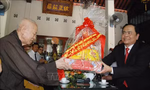 Chủ tịch Ủy ban Trung ương MTTQ Việt Nam chúc mừng lễ Phật đản tại Quảng Trị