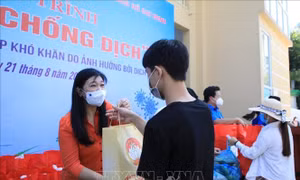 Chia sẻ khó khăn với người dân bị ảnh hưởng bởi dịch bệnh COVID-19