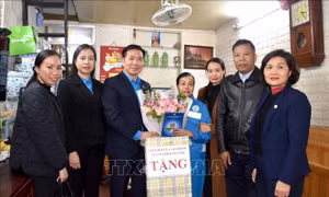 Thăm hỏi, hỗ trợ lao động nữ có hoàn cảnh khó khăn