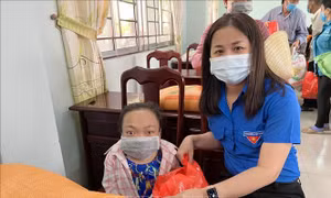 Cần Thơ: Trao 120 phần quà tặng nạn nhân chất độc da cam, người khó khăn