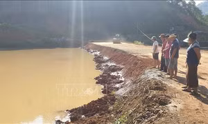 Hàng chục hộ dân ở Yên Bái sống bất an dưới 'bom bùn'