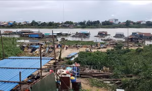Người gốc Việt tại Campuchia chấp hành thông báo di dời nhà bè nổi trên sông ở Phnom Penh