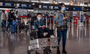 Trung Quốc: Một số du khách mắc kẹt do COVID-19 có thể rời Tam Á
