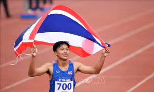 'Thần đồng tốc độ' làm chấn động đường đua SEA Games 33