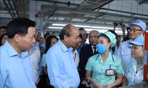 Thủ tướng đối thoại với công nhân và làm việc với lãnh đạo tỉnh Bắc Ninh