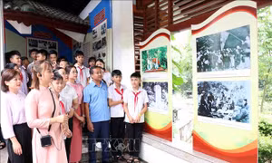 Trưng bày nhiều hình ảnh về cuộc đời, sự nghiệp của Chủ tịch Tôn Đức Thắng