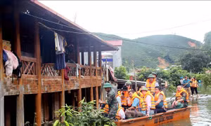 Hỗ trợ hàng hóa thiết yếu cho nhân dân bản Phiêng Nghè do bị ngập lụt