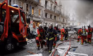 Vụ nổ tiệm bánh làm rung chuyển Paris là do rò rỉ khí ga, ít nhất 12 người bị thương