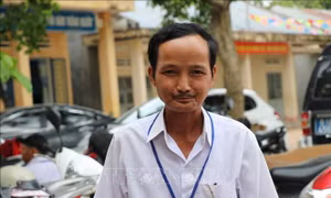 Người thầy chăm lo bữa ăn trưa cho học trò nghèo