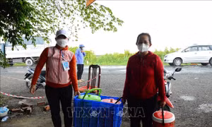 Ấm áp những suất cơm nghĩa tình của phụ nữ đất Sen hồng 