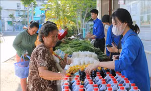 Ấm áp tình người ở 'phiên chợ 2.000 đồng'