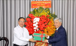 Chủ tịch MTTQ Việt Nam thăm, chúc mừng tại Tòa Giám mục Giáo phận Phan Thiết