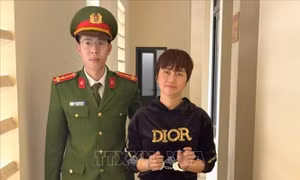Một phụ nữ 'đã chết' cách đây 5 năm bỗng trở về xin xóa khai tử