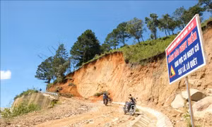 Đường tránh thủy điện Đạ Dâng sạt lở gây khó cho lưu thông 