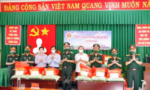 Quân khu 9 tặng quà gia đình chính sách, hộ khó khăn ven biển 