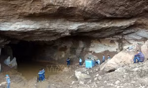 Sập hầm khai thác vàng trái phép làm hai người mất tích