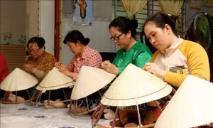 Những người giữ nghề chằm nón lá ở Thới Lai