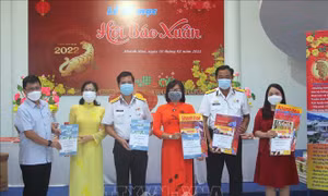 Khánh Hòa: Trao tặng ấn phẩm của Hội báo Xuân cho huyện đảo Trường Sa