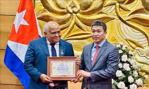 Trao Kỷ niệm chương 'Vì Hòa bình, Hữu nghị giữa các dân tộc' tặng Đại sứ Cuba tại Việt Nam